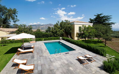 Villa Tranquilla - Randazzo, Sicilia: Lucht, Wolk, Fabriek, Water, Eigendom, Zwembad, Azure, Boom, Buitenmeubels, Paraplu