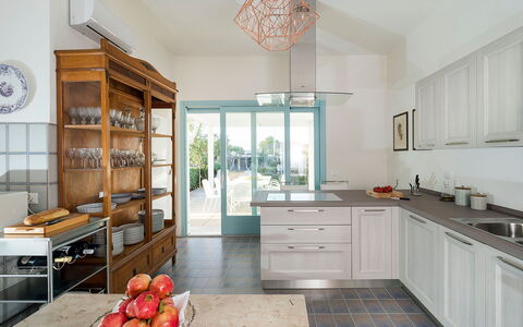 Villa Chiara - Paceco, Sicilia: Cabinetry, Countertop, Eigendom, Meubilair, Keuken, Hout, Lade, Wastafel, Interieur Ontwerp, Verdieping