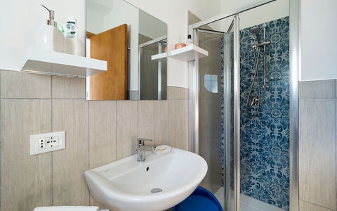 Villa Chiara - Paceco, Sicilia: Spiegel, Bruin, Kraan, Loodgieterswerkinrichting, Wastafel, Eigendom, Wastafel In De Badkamer, Badkamer, Purper, Interieur Ontwerp