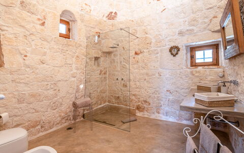 Villa Del Capitolo Con Trullo: Eigendom, Loodgieterswerkinrichting, Interieur Ontwerp, Hout, Gebouw, Steen, Flooring, Verdieping, Badkamer, Onroerend Goed