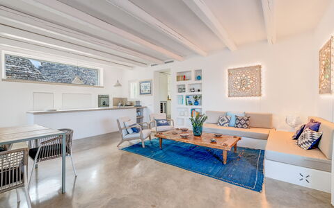 Villa Del Capitolo Con Trullo: Tafel, Kamerplant, Gebouw, Bloempot, Fabriek, Fotolijst, Architectuur, Interieur Ontwerp, Hout, Woonkamer