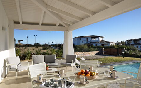 Villa Helios - Budoni, Sardegna: Lucht, Water, Bloempot, Stoel, Fabriek, Schaduw, Buitenmeubels, Gebouw, Kamerplant, Woongebied