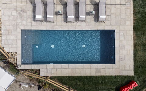 Villa Botinaccio: Water, Gebouw, Azure, Rechthoek, Stedelijk Ontwerp, Facade, Huis, Steen, Onroerend Goed, Landmark