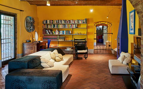 Villa Botinaccio: Meubilair, Eigendom, Bankstel, Fotolijst, Tafel, Woonkamer, Architectuur, Hout, Interieur Ontwerp, Boekenkast