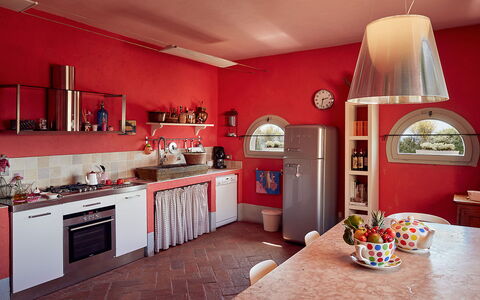 Villa Botinaccio: Cabinetry, Gebouw, Verlichting, Fotolijst, Countertop, Keuken, Hout, Interieur Ontwerp, Tafel, Huishoudapparatuur