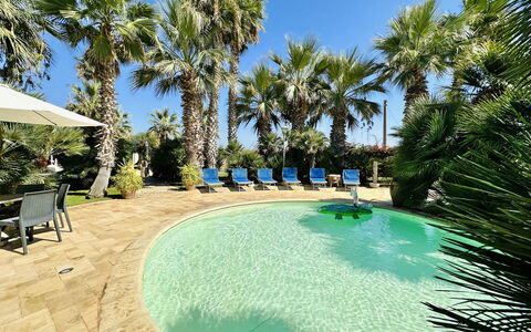 Villa Rosarno: Water, Fabriek, Meubilair, Zwembad, Azure, Lucht, Boom, Buitenmeubels, Badplaats, Stoel