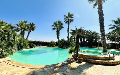 Villa Rosarno: Water, Fabriek, Lucht, Eigendom, Zwembad, Boom, Azure, Schaduw, Zwemwater, Arecales