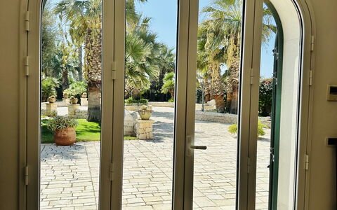 Villa Rosarno: Gebouw, Fabriek, Deur, Venster, Schaduw, Interieur Ontwerp, Hout, Boom, Onroerend Goed