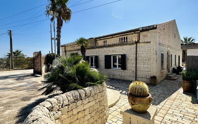 Villa Rosarno: Lucht, Fabriek, Venster, Boom, Biome, Landschap, Beeldhouwwerk, Kunst, Gras