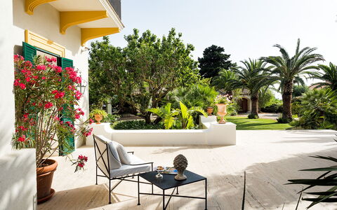 Casa Fiore - Salemi, Sicilia: Fabriek, Eigendom, Gebouw, Lucht, Natuur, Schaduw, Stoel, Boom, Bloem, Buitenmeubels