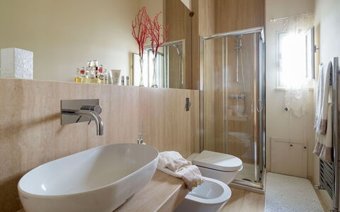 Casa Fiore - Salemi, Sicilia: Bruin, Kraan, Spiegel, Loodgieterswerkinrichting, Wastafel, Eigendom, Wastafel In De Badkamer, Badkamer, Hout, Architectuur