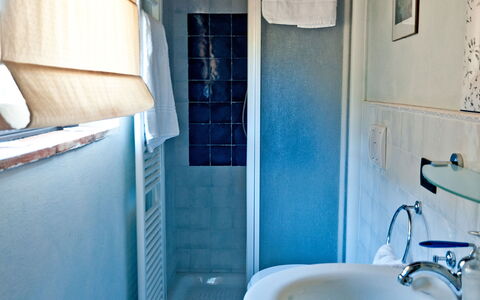 Cottage Botinaccio: Kraan, Wastafel, Loodgieterswerkinrichting, Eigendom, Blauw, Azure, Badkamer, Purper, Spiegel, Wastafel In De Badkamer
