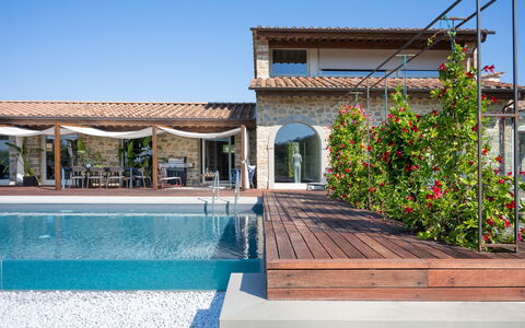 Villa Lilli & Spa: Water, Fabriek, Lucht, Eigendom, Bloem, Gebouw, Zwembad, Schaduw, Onroerend Goed, Vrije Tijd