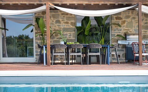 Villa Lilli & Spa: Eigendom, Meubilair, Fabriek, Water, Natuur, Schaduw, Stoel, Interieur Ontwerp, Tafel, Buitenmeubels