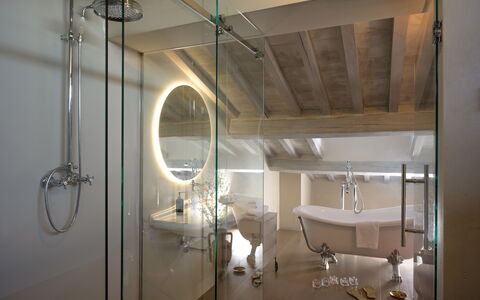 Villa Lilli & Spa: Spiegel, Loodgieterswerkinrichting, Gebouw, Kraan, Deur Van De Douche, Douchekop, Douchestang, Venster, Badkamer