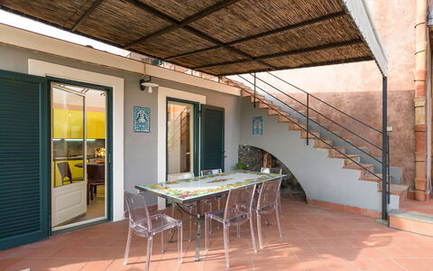 Oasi Verde - Santa Maria La Stella, Sicilia: Tafel, Eigendom, Meubilair, Hout, Schaduw, Gebouw, Interieur Ontwerp, Flooring, Veranda, Venster