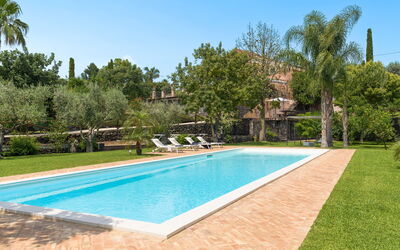 Oasi Verde - Santa Maria La Stella, Sicilia: Water, Lucht, Fabriek, Eigendom, Zwembad, Natuur, Azure, Schaduw, Gras, Boom