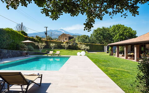 Casa Bedda - Viagrande, Sicilia: Water, Fabriek, Lucht, Eigendom, Gebouw, Zwembad, Boom, Wolk, Schaduw, Gras