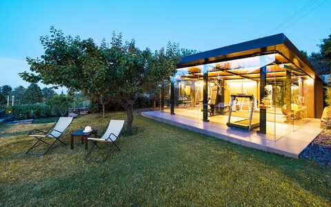 Casa Bedda - Viagrande, Sicilia: Lucht, Fabriek, Schaduw, Boom, Land Lot, Gebouw, Gras, Openbare Ruimte, Buitenmeubels, Vrije Tijd