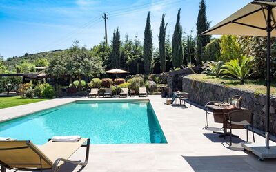 Casa Bedda - Viagrande, Sicilia: Water, Fabriek, Eigendom, Lucht, Meubilair, Zwembad, Azure, Wolk, Boom, Buitenmeubels