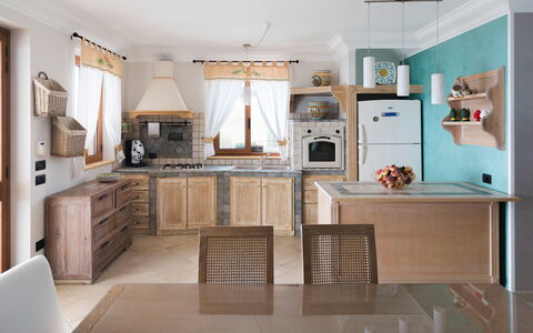 Villa Vistamare - Montallegro, Sicilia: Countertop, Cabinetry, Keuken, Huishoudapparatuur, Hout, Fornuis, Toestel Van De Keuken, Verlichting, Interieur Ontwerp, Verdieping