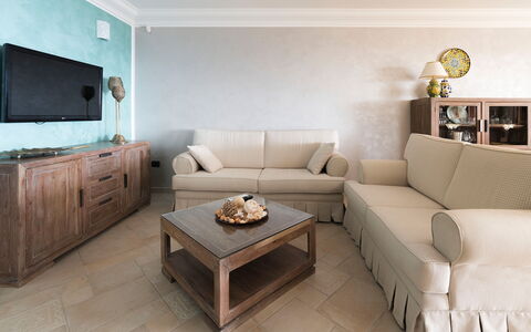 Villa Vistamare - Montallegro, Sicilia: Bruin, Meubilair, Eigendom, Tafel, Bankstel, Cabinetry, Fotolijst, Woonkamer, Comfort, Verlichting