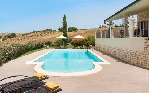 Villa Vistamare - Montallegro, Sicilia: Lucht, Eigendom, Fabriek, Water, Azure, Zwembad, Gebouw, Schaduw, Vrije Tijd, Buitenmeubels