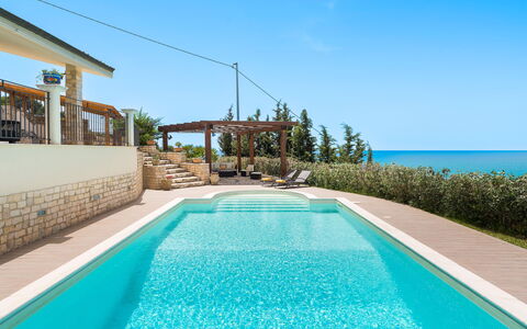 Villa Vistamare - Montallegro, Sicilia: Water, Lucht, Eigendom, Fabriek, Azure, Schaduw, Vrije Tijd, Badplaats, Aqua, Boom