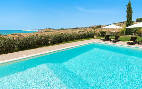 Villa Vistamare - Montallegro, Sicilia: Water, Lucht, Fabriek, Eigendom, Zwembad, Azure, Blauw, Gebouw, Rechthoek, Gras