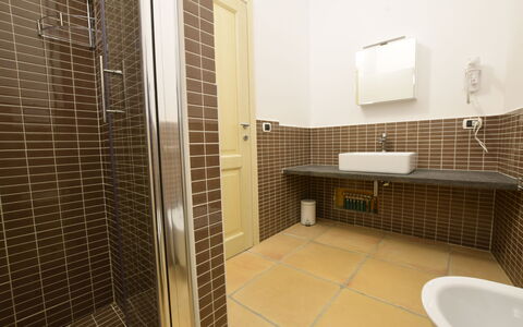 Luisa Apartment In Budoni, Shared Pool: Wastafel, Spiegel, Badkamer, Loodgieterswerkinrichting, Interieur Ontwerp, Verdieping, Flooring, Kraan, Lijn, Muur