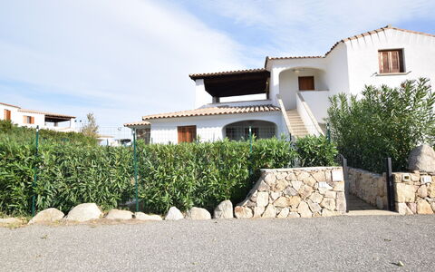 Luisa Apartment In Budoni, Shared Pool: Woongebied, Huis, Dak, Landgoed, Landscaping, Villa, Schaduw, Balkon, Hacienda, Oprit