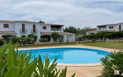 Luisa Apartment In Budoni, Shared Pool: Water, Wolk, Fabriek, Lucht, Eigendom, Gebouw, Zwembad, Azure, Venster, Zwemwater