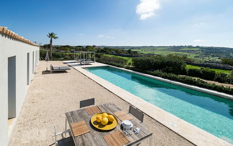 Villa Carmelita - Ragusa, Sicilia: Water, Lucht, Wolk, Fabriek, Eigendom, Azure, Gebouw, Zwembad, Buitenmeubels, Stoel