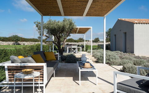 Villa Carmelita - Ragusa, Sicilia: Lucht, Fabriek, Schaduw, Buitenmeubels, Gebouw, Woongebied, Landschap, Stoel, Boom, Onroerend Goed