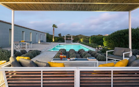 Villa Carmelita - Ragusa, Sicilia: Lucht, Eigendom, Wolk, Schaduw, Bankstel, Buitenmeubels, Vrije Tijd, Boom, Stedelijk Ontwerp, Onroerend Goed