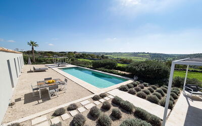 Villa Carmelita - Ragusa, Sicilia: Lucht, Water, Wolk, Zwembad, Fabriek, Gebouw, Rechthoek, Condominium, Stedelijk Ontwerp, Boom