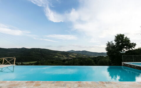 Villa Niccione: Wolk, Water, Lucht, Watervoorraden, Gebouw, Zwembad, Fabriek, Azure, Boom, Huis