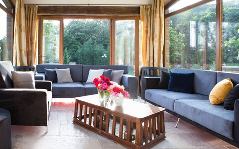 Villa Niccione: Bloem, Meubilair, Tafel, Bankstel, Eigendom, Fabriek, Interieur Ontwerp, Verlichting, Slaapbank, Woonkamer