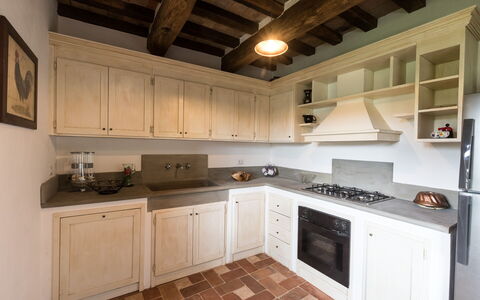 Villa Niccione: Cabinetry, Countertop, Eigendom, Fornuis, Toestel Van De Keuken, Keuken, Hout, Cooktop, Interieur Ontwerp, Huishoudapparatuur