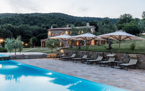 Villa Niccione: Water, Lucht, Wolk, Fabriek, Eigendom, Gebouw, Zwembad, Boom, Arecales, Badplaats