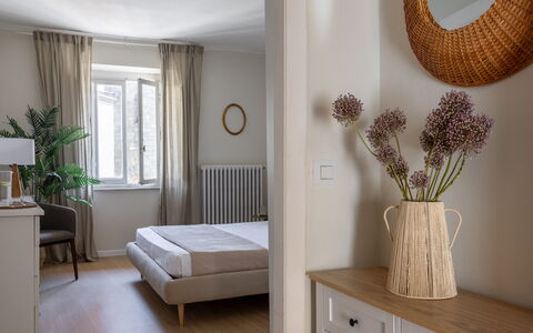 Lucca Old Town Apartment - Lucca, Toscana: Meubilair, Interieur Ontwerp, Slaapkamer, Hout, Bed, Flooring, Verdieping, Kamer, Huis, Verlichting