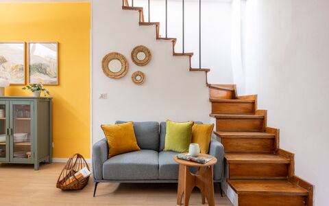 Lucca Old Town Apartment - Lucca, Toscana: Meubilair, Interieur Ontwerp, Muur, Bankstel, Flooring, Hout, Huis, Geel, Verdieping, Woonkamer
