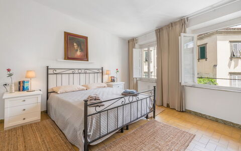 Lucca Old Town Apartment - Lucca, Toscana: Eigendom, Meubilair, Cabinetry, Venster, Comfort, Hout, Bed Frame, Interieur Ontwerp, Flooring, Verdieping