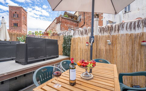 Lucca Old Town Apartment - Lucca, Toscana: Tafel, Meubilair, Gebouw, Eigendom, Bloempot, Wolk, Stoel, Bloem, Fabriek, Buitenmeubels