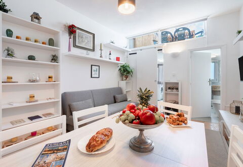 Lucca Old Town Apartment - Lucca, Toscana: Voedsel, Eigendom, Meubilair, Tafel, Cabinetry, Oranje, Bankstel, Interieur Ontwerp, Countertop, Fotolijst