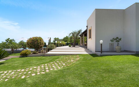 Casa Cortese - Noto, Sicilia: Fabriek, Lucht, Gebouw, Land Lot, Boom, Wolk, Stedelijk Ontwerp, Gras, Landschap, Onroerend Goed