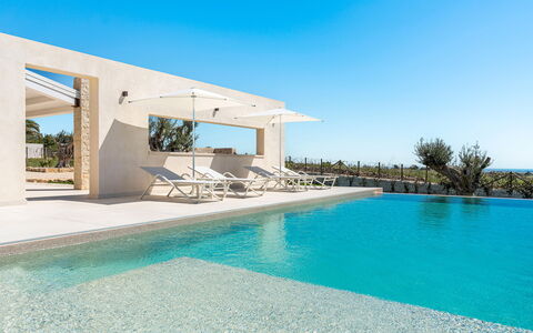 Villa Argento - Rosolini, Sicilia: Water, Lucht, Fabriek, Blauw, Zwembad, Azure, Schaduw, Boom, Gebouw, Samengesteld Materiaal