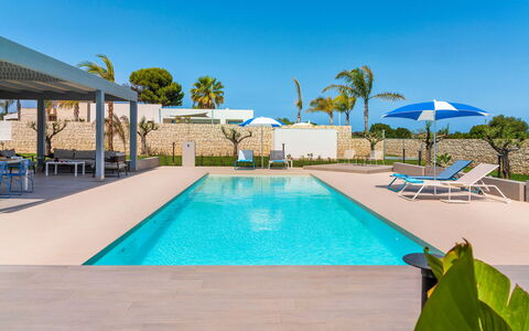 Casa Colori - Noto, Sicilia: Water, Fabriek, Lucht, Eigendom, Zwembad, Azure, Boom, Buitenmeubels, Stoel, Ligstoel