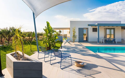 Casa Colori - Noto, Sicilia: Lucht, Dag, Eigendom, Wolk, Fabriek, Gebouw, Azure, Schaduw, Zwembad, Interieur Ontwerp