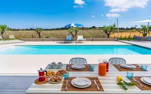 Casa Colori - Noto, Sicilia: Fabriek, Water, Lucht, Eigendom, Tafel, Tableware, Wolk, Azure, Zwembad, Buitenmeubels